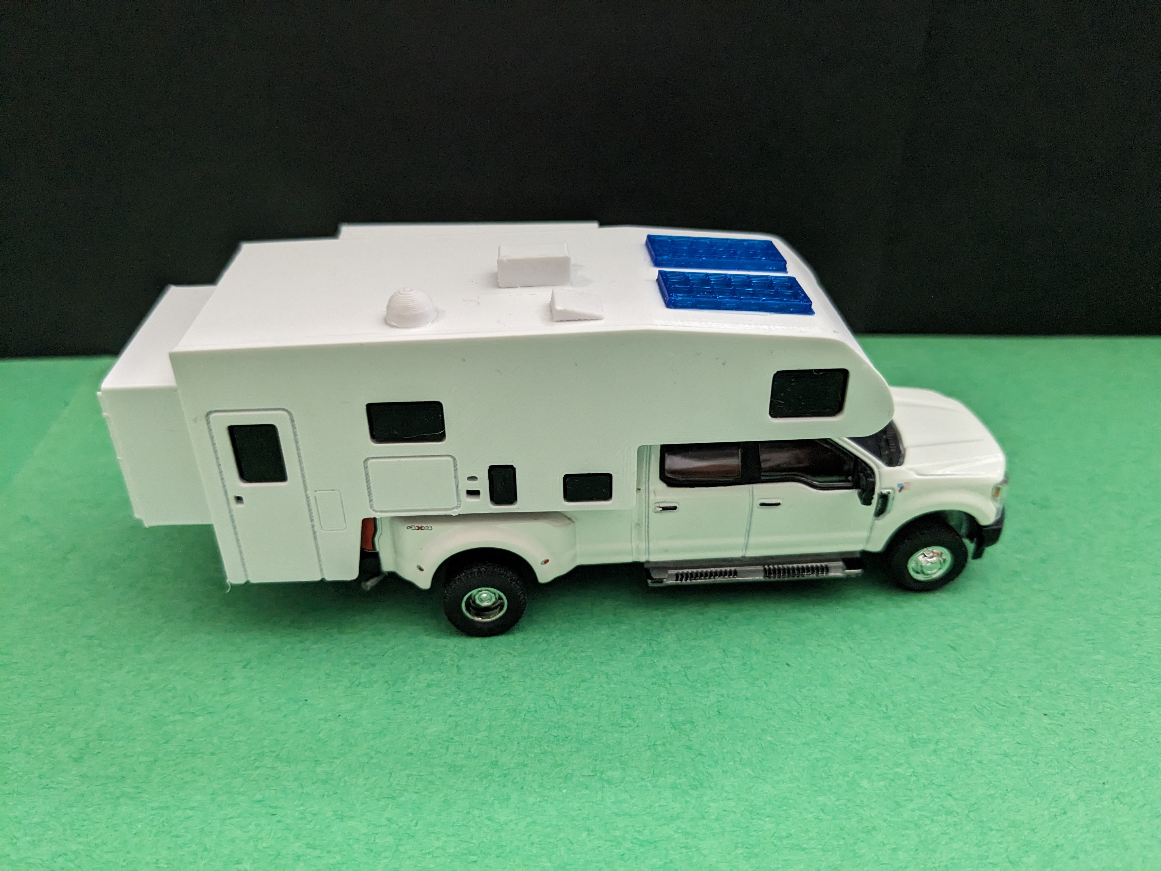 S scale 1:64  Lance 1172 truck top camper Greenlight F350 truck